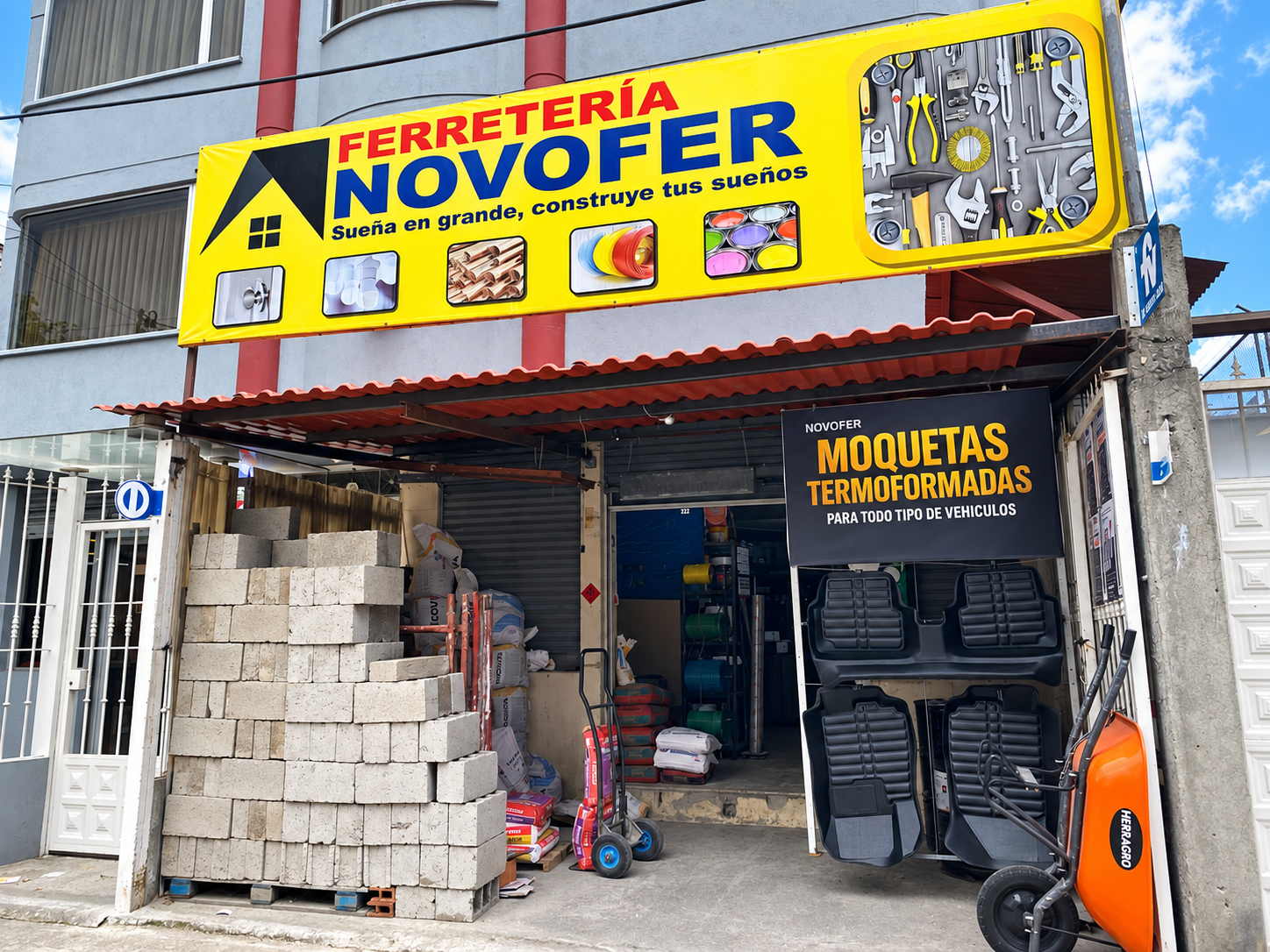 Fachada real de Ferretería NOVOFER con exhibición de moquetas termoformadas
